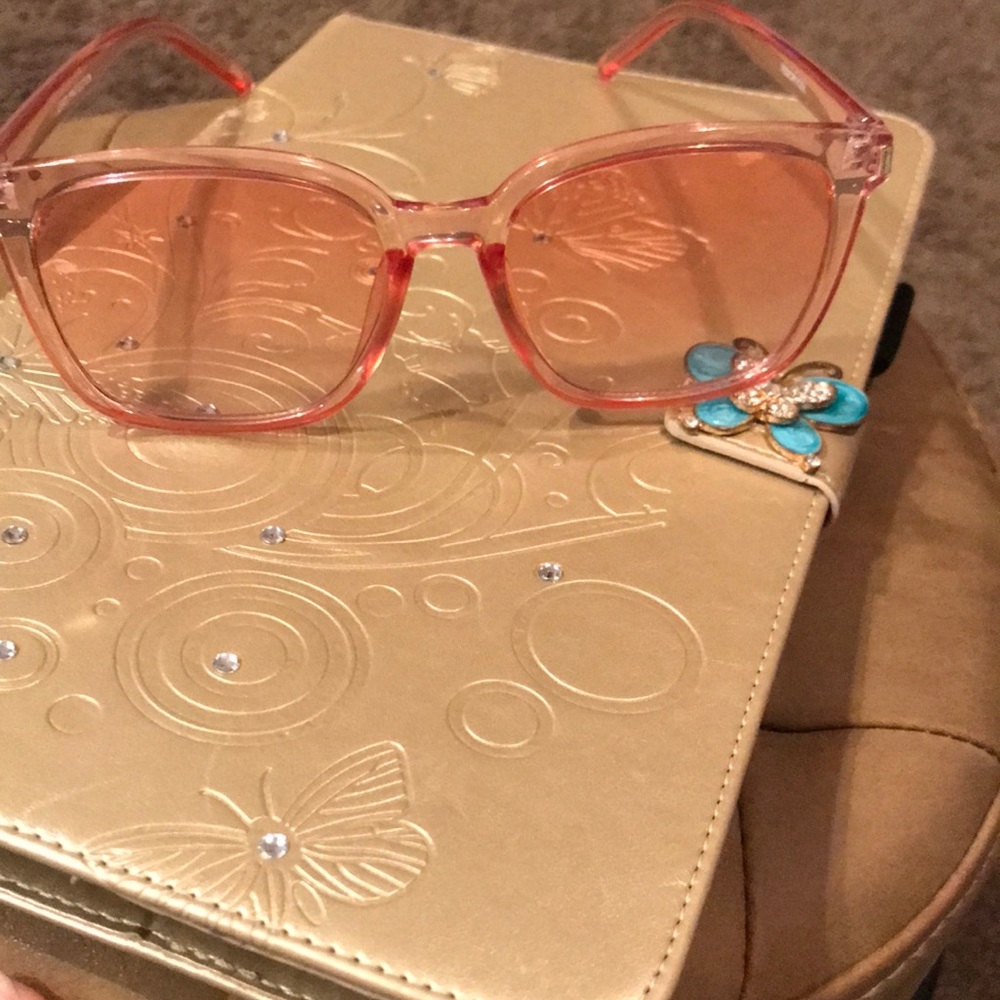 Blush transparent sunglasses 😎